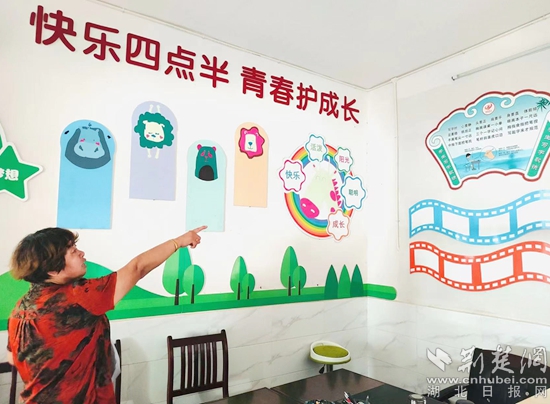 向文村村主任向我們介紹“四點半學(xué)?！?，四點半學(xué)校是向文村村委會為了促進(jìn)當(dāng)?shù)貎和n后讀書的公益閱讀項目_副本.jpg