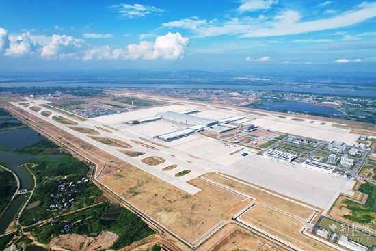 濱江擁湖的鄂州機場-牛暢，拍攝于2022年6月初，主題：鄂州花湖機場地理優(yōu)勢優(yōu)越，周邊生態(tài)環(huán)境良好，通過花馬湖水系綜合治理使得機