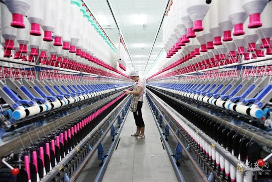 在湖北百絲祥紡織有限公司生產(chǎn)車間，工人正在生產(chǎn)線上作業(yè).jpg.jpg