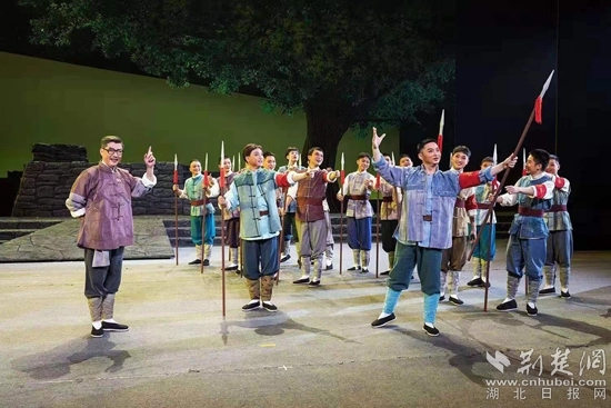 革命歷史題材楚劇《天明天亮》演出現(xiàn)場(chǎng)。通訊員供圖.webp.jpg