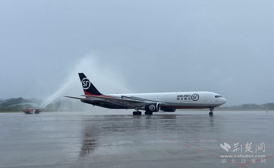 貨航首班進港。胡小軍 攝.jpg