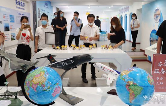 燕磯社區(qū)黨員群眾服務(wù)中心參觀體驗(yàn)。記者 胡小軍 攝.jpeg