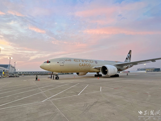 飛機(jī)?？客戤?。金康 攝.jpeg