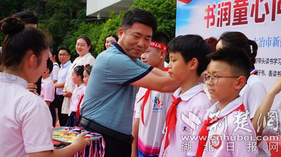 大冶市教育局黨組成員、副局長為親子共讀示范家庭頒發(fā)獎?wù)?jpg