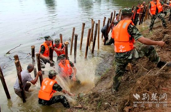7月13日，武警官兵在高橋河執(zhí)行封堵管涌的任務(wù)_副本.jpg.jpg