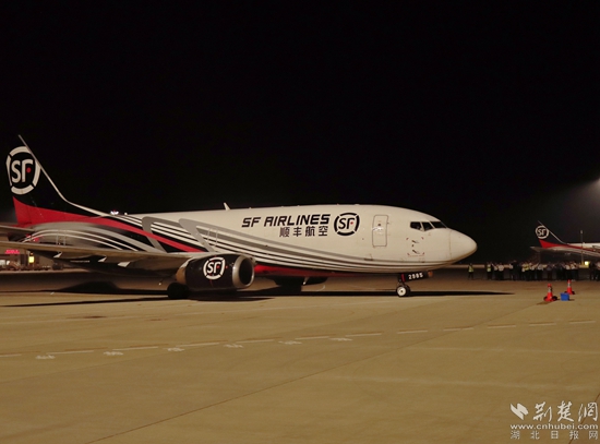 順豐B737-300駛向停機位。金康 攝.jpg