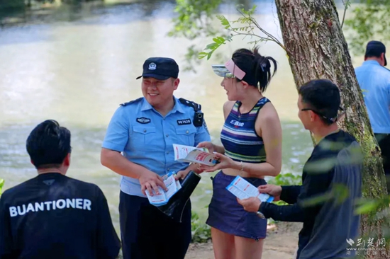 馬橋派出所民警在巡河中開(kāi)展防溺水宣傳.jpg