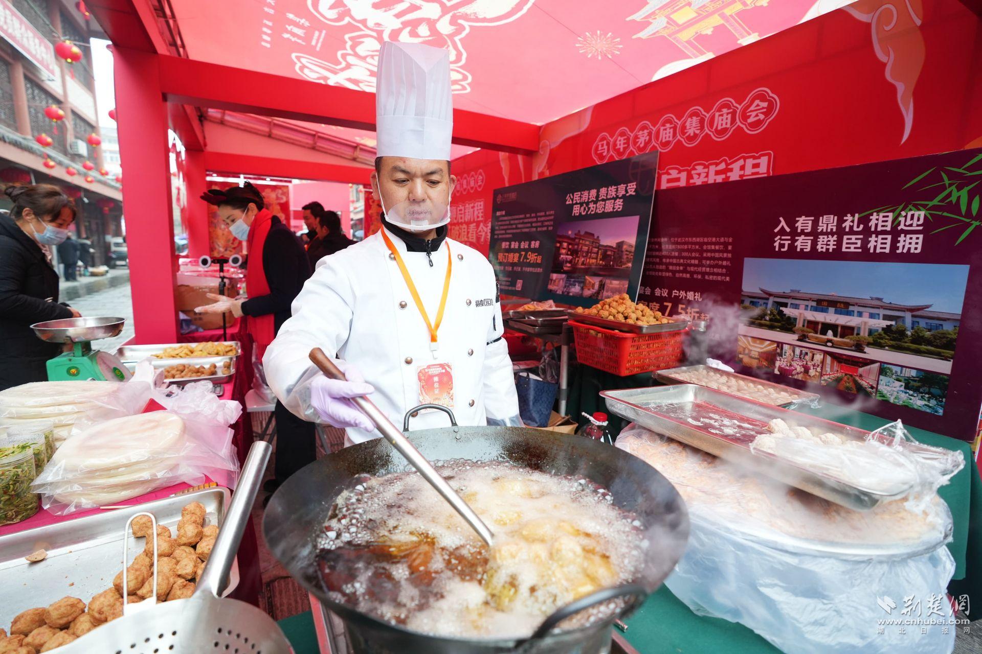 現(xiàn)場(chǎng)臘味、鹵貨、炸圓子吸引市民前來(lái)品嘗購(gòu)買 (1).JPG.JPG